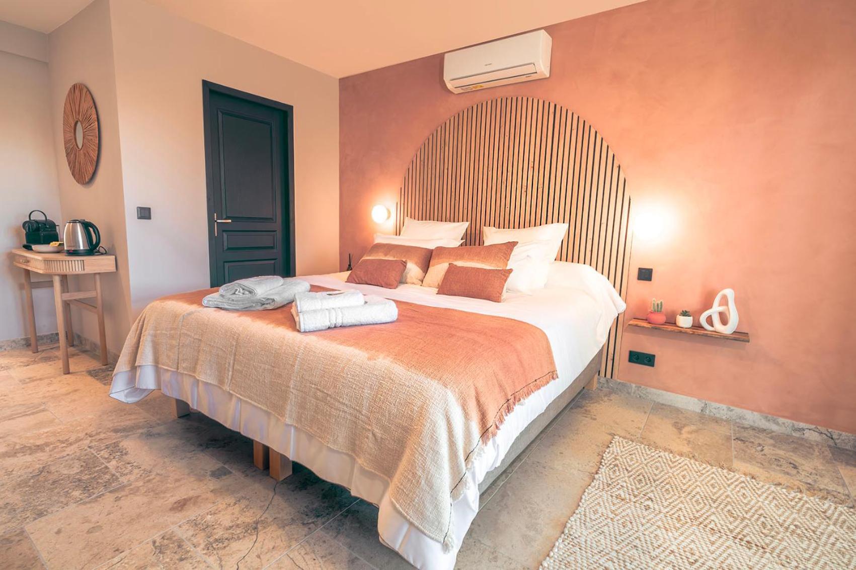 Les Suites De L'Etang Cucuron Ngoại thất bức ảnh