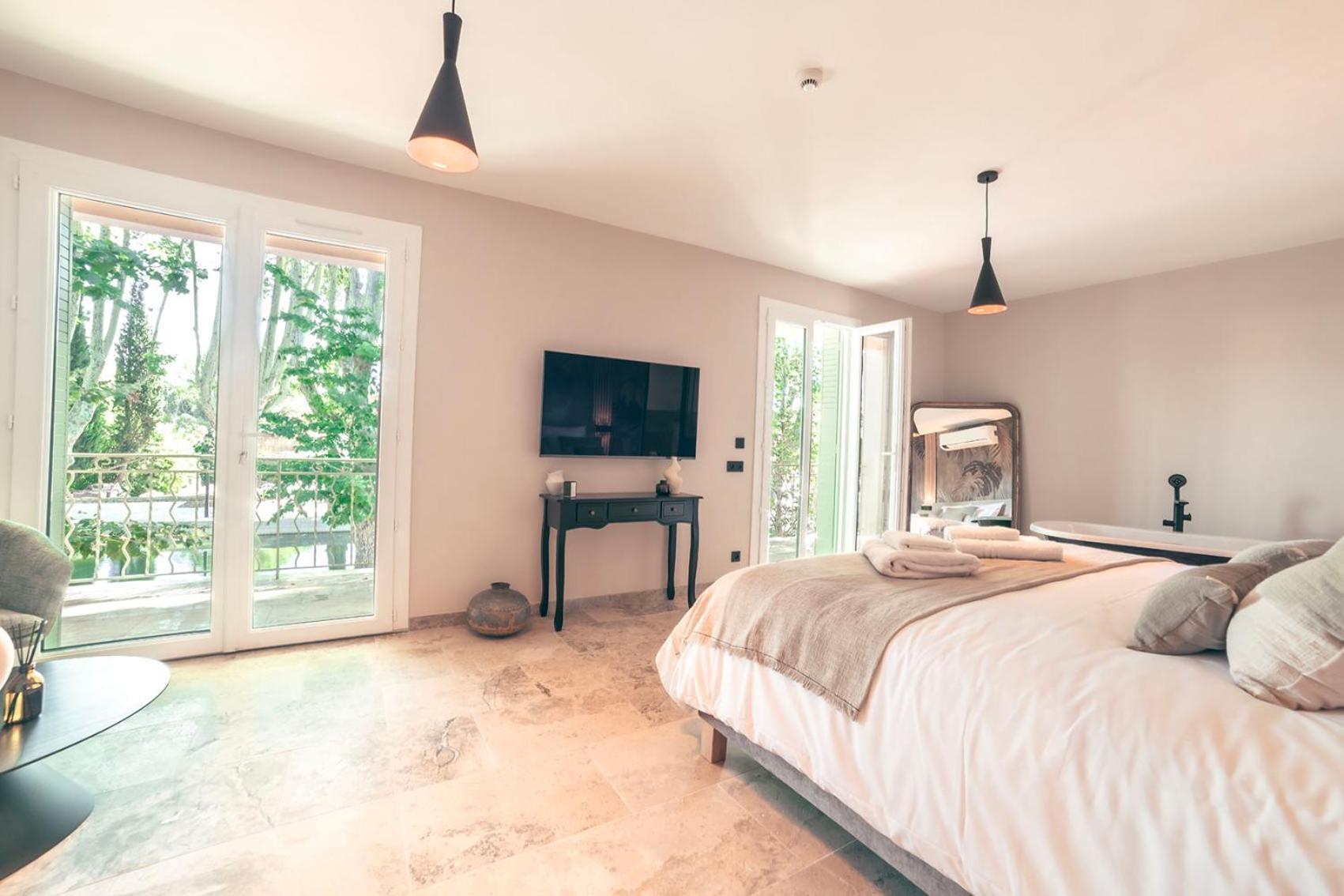 Les Suites De L'Etang Cucuron Ngoại thất bức ảnh